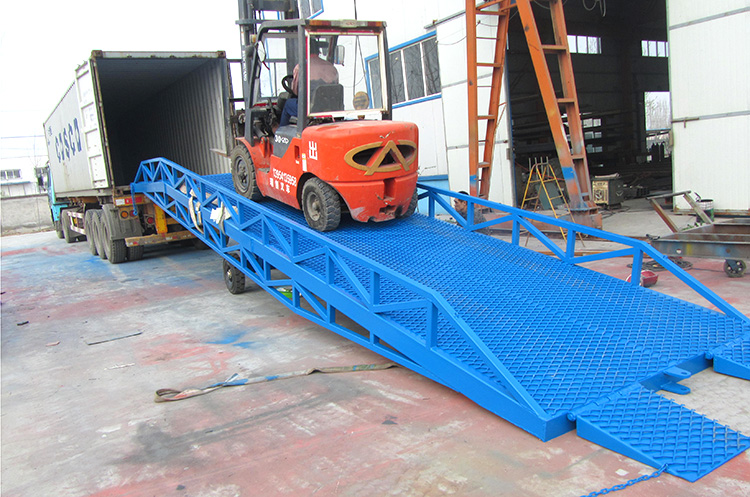 Dock Lift Equipment for Warehouse