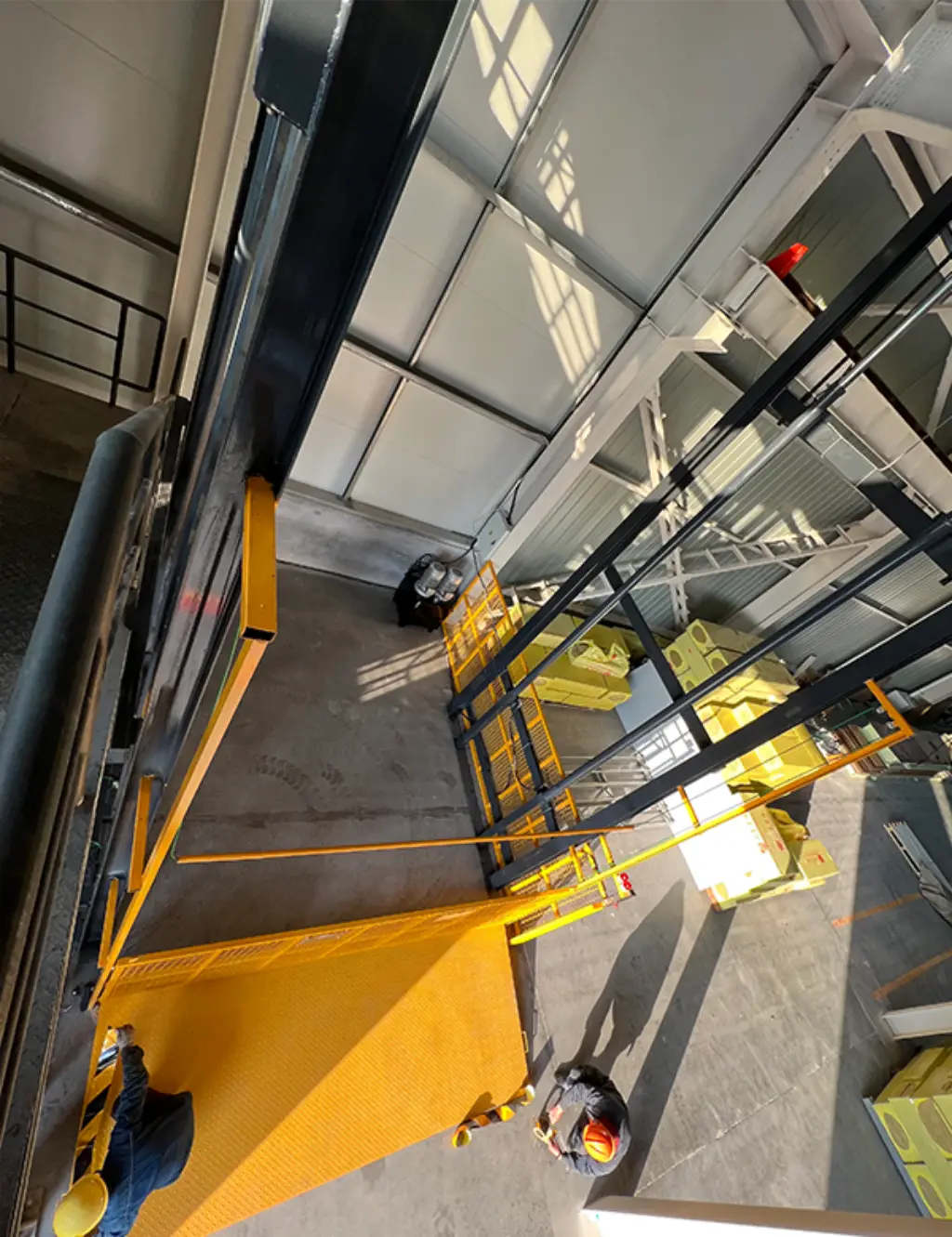 4-post-cargo-lift